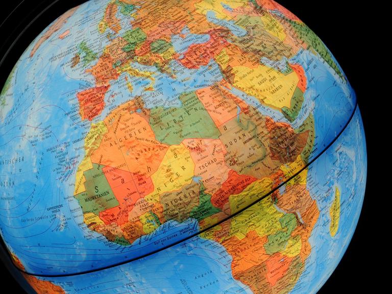 Eine beleuchtete Weltkugel (Globus) mit Blick auf Afrika und Europa.