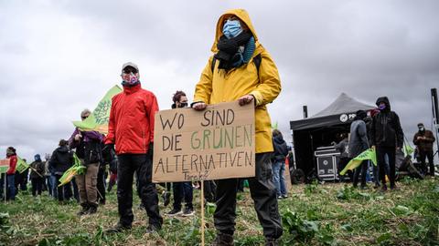 Etwa 3.000 Menschen demonstrieren am 04.10.20 gegen den Bau der Autobahn A49 und die damit verbundene Abholzung des Dannenröder Waldes in Hessen