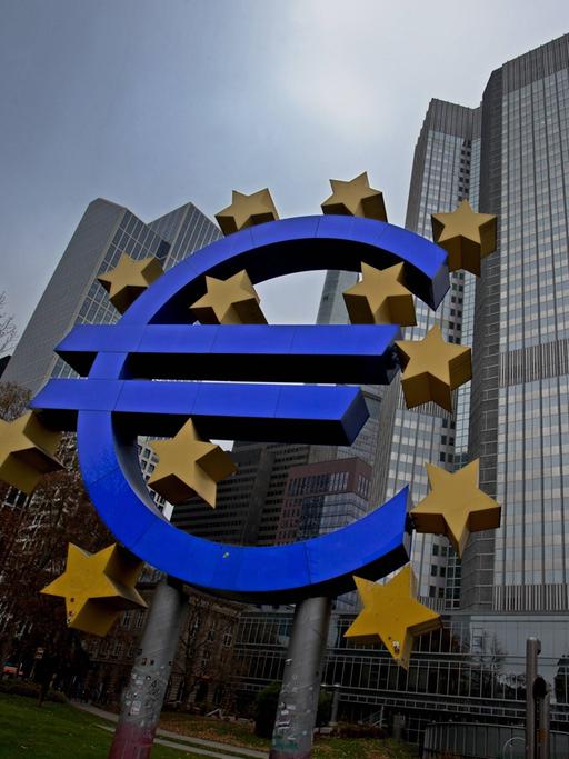 Ein überdimensionales Eurozeichen vor dem Eurotower in Frankfurt am Main.