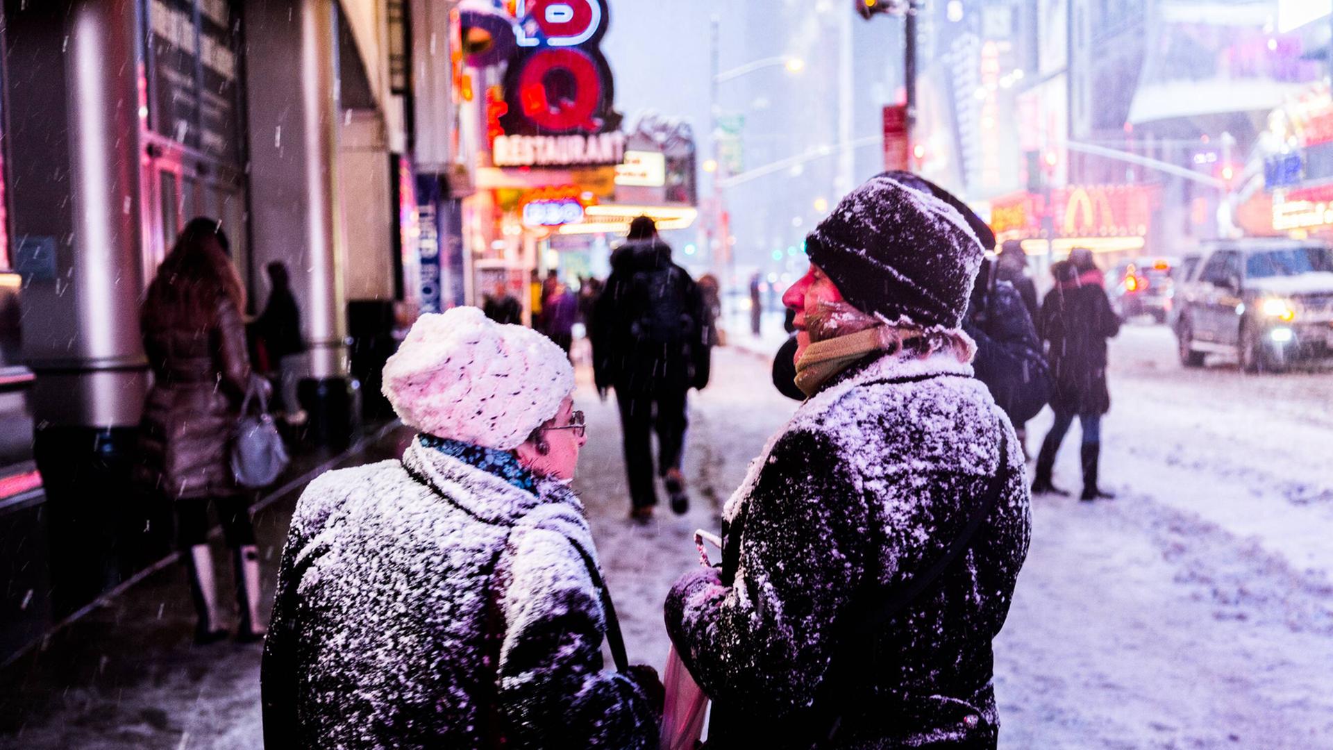 Fußgänger in den verschneiten Straßen von New York.