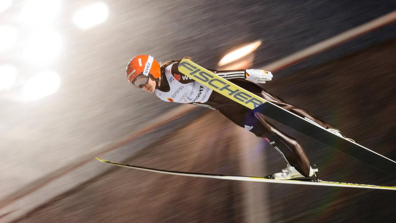 Skispringerin Carina Vogt während eines Wettkampfs