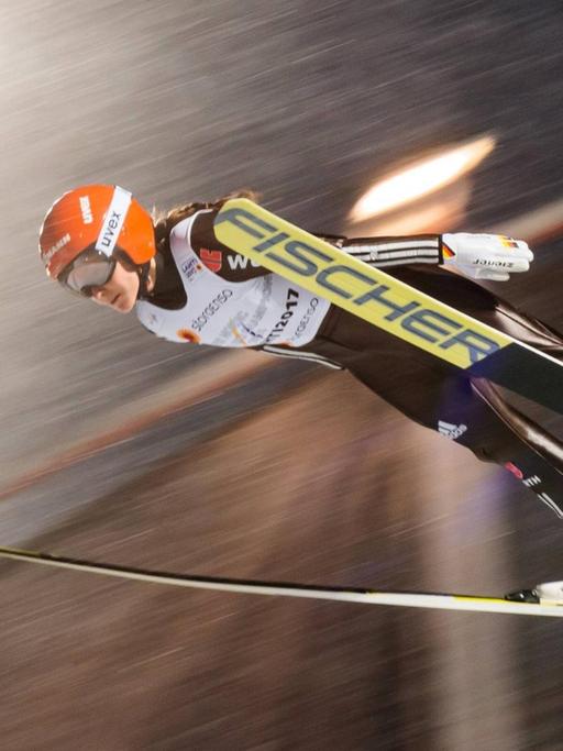 Skispringerin Carina Vogt während eines Wettkampfs