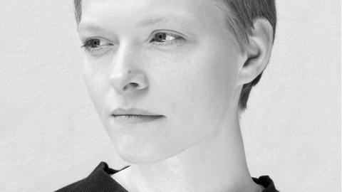 Susann Maria Hempel blickt in einem Schwarzweißfoto ernst zur Seite