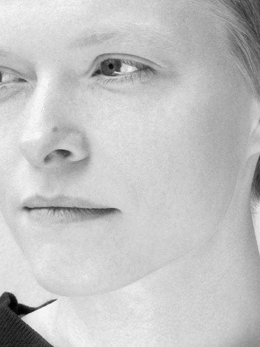 Susann Maria Hempel blickt in einem Schwarzweißfoto ernst zur Seite