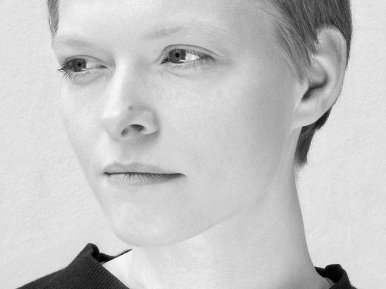 Susann Maria Hempel blickt in einem Schwarzweißfoto ernst zur Seite