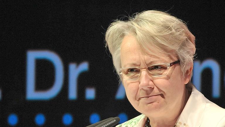 Bundesbildungsministerin Annette Schavan (CDU) spricht am Sonntag (20.05.2012) in Erfurt bei der Preisverleihung zum Bundeswettbewerb "Jugend forscht". Junge Forscher stellten in Erfurt beim Finale des Wettbewerbs "Jugend forscht" insgesamt rund 100 Proje Bundesbildungsministerin Annette Schavan (CDU) spricht am Sonntag (20.05.2012) in Erfurt bei der Preisverleihung zum Bundeswettbewerb "Jugend forscht". Junge Forscher stellten in Erfurt beim Finale des Wettbewerbs "Jugend forscht" insgesamt rund 100 Proje