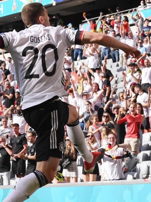Jubel der deutschen Fans beim Spiel Portugal - Deutschland am 19.06.2021. Robin Gosens springt vor der Tribüne in die Höhe.