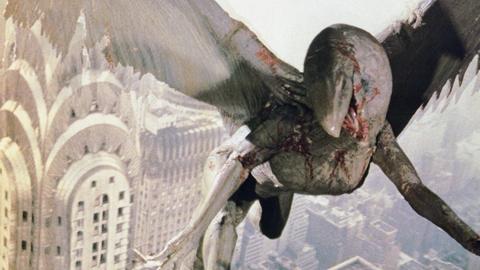 Ein fliegender Dinosaurier über den Wolkenkratzern New Yorks.