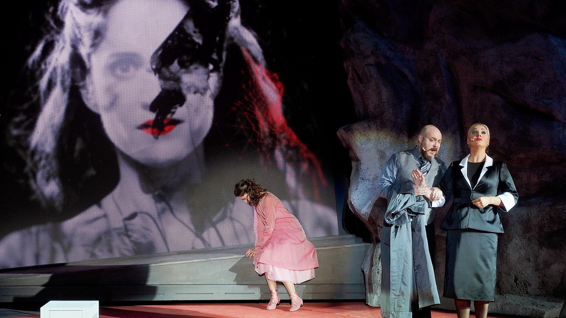 Szenenbild aus Verdis "Rigoletto" in der Freiluftbühne Steinbruch im österreichischen St. Margarethen