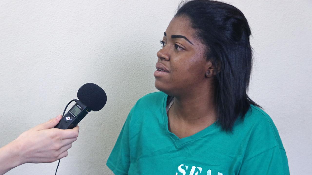 Fabiola da Silva während des Interviews im Gefängnis, das von der Gefängnisdirektorin persönlich überwacht wird.
