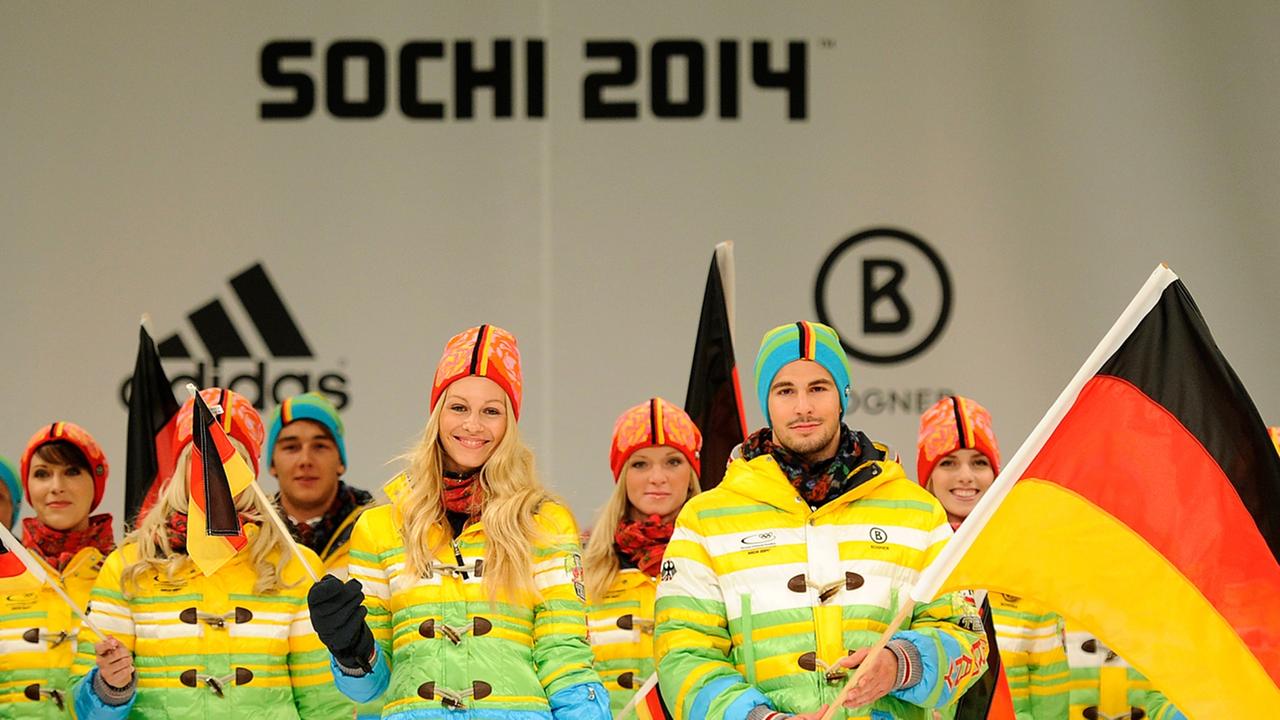 Angeführt von Freeskier Benedikt Mayr und Eisschnellläuferin Monique Angermüller zeigen Sportler in Düsseldorf die Kollektion für die deutsche Olympia- und Paralympics-Mannschaft. Angeführt von Freeskier Benedikt Mayr und Eisschnellläuferin Monique Angermüller zeigen Sportler in Düsseldorf die Kollektion für die deutsche Olympia- und Paralympics-Mannschaft.
