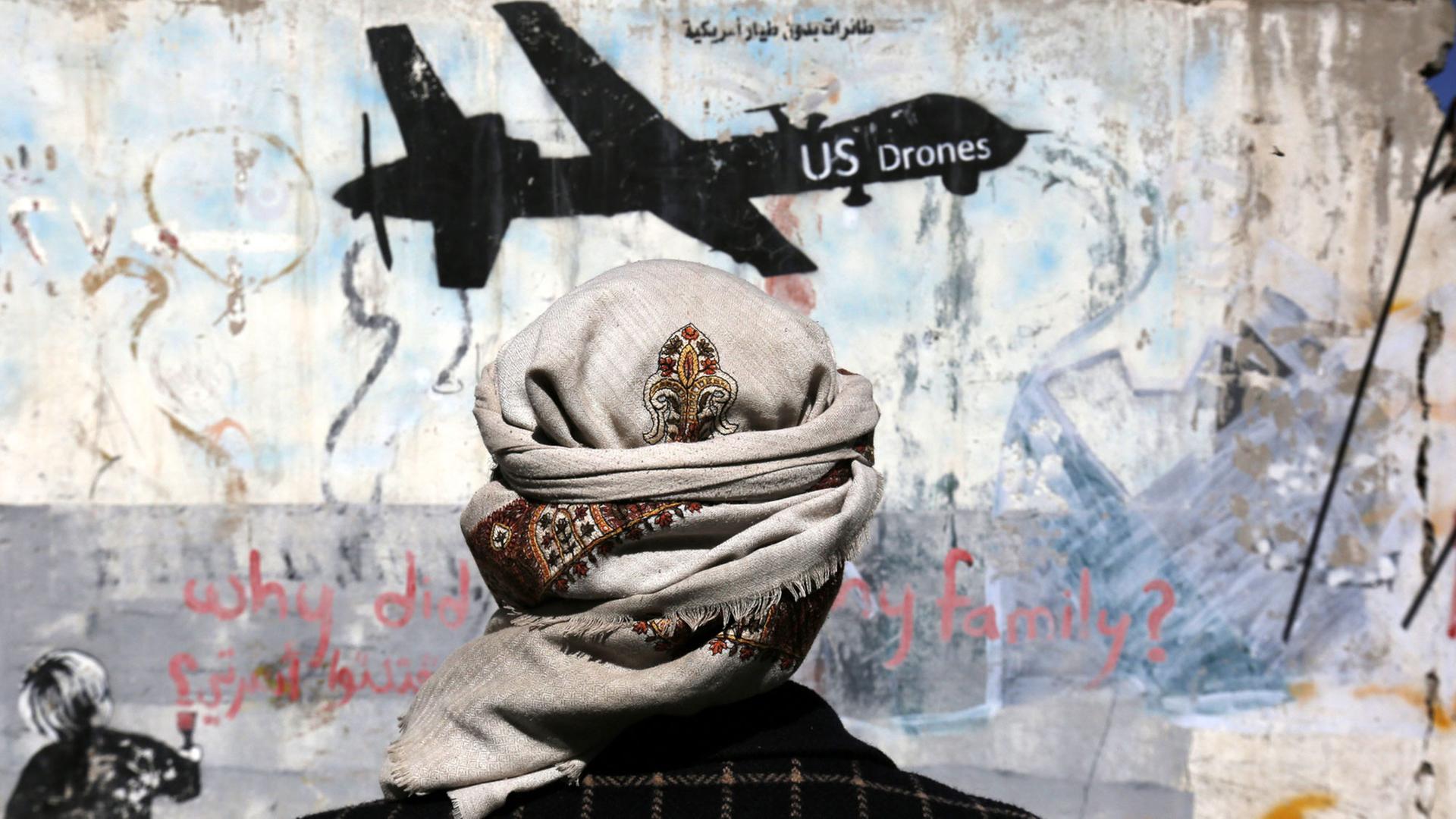 Ein Jemenit steht vor einem Anti-Drohnenkriegs-Graffito in Sanaa, Jemen (24.12.2016)