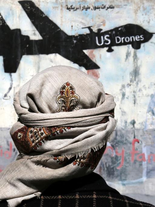 Ein Jemenit steht vor einem Anti-Drohnenkriegs-Graffito in Sanaa, Jemen (24.12.2016)