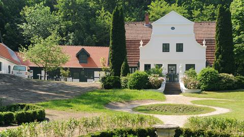 Die Aufnahme vom 23.05.2012 zeigt das vom Jugenstil-Künstler Heinrich Vogeler gestaltete Gesamtkunstwerk Barkenhoff in Worpswede (Kreis Osterholz). Der einstige Treffpunkt der Worpsweder Künstlergemeinschaft ist hier in seinem restaurierten Zustand zu sehen.