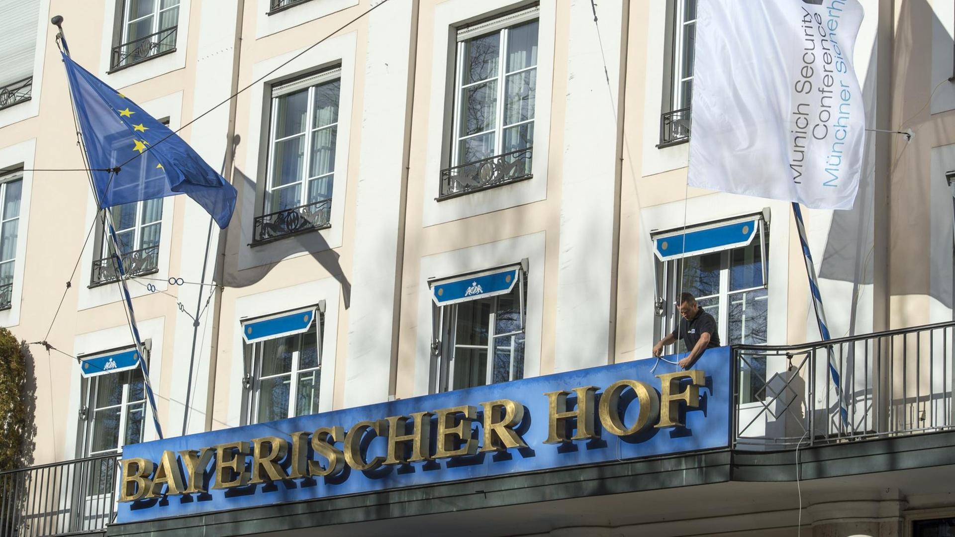 Fahnen am Hotel Bayerischer Hof in München