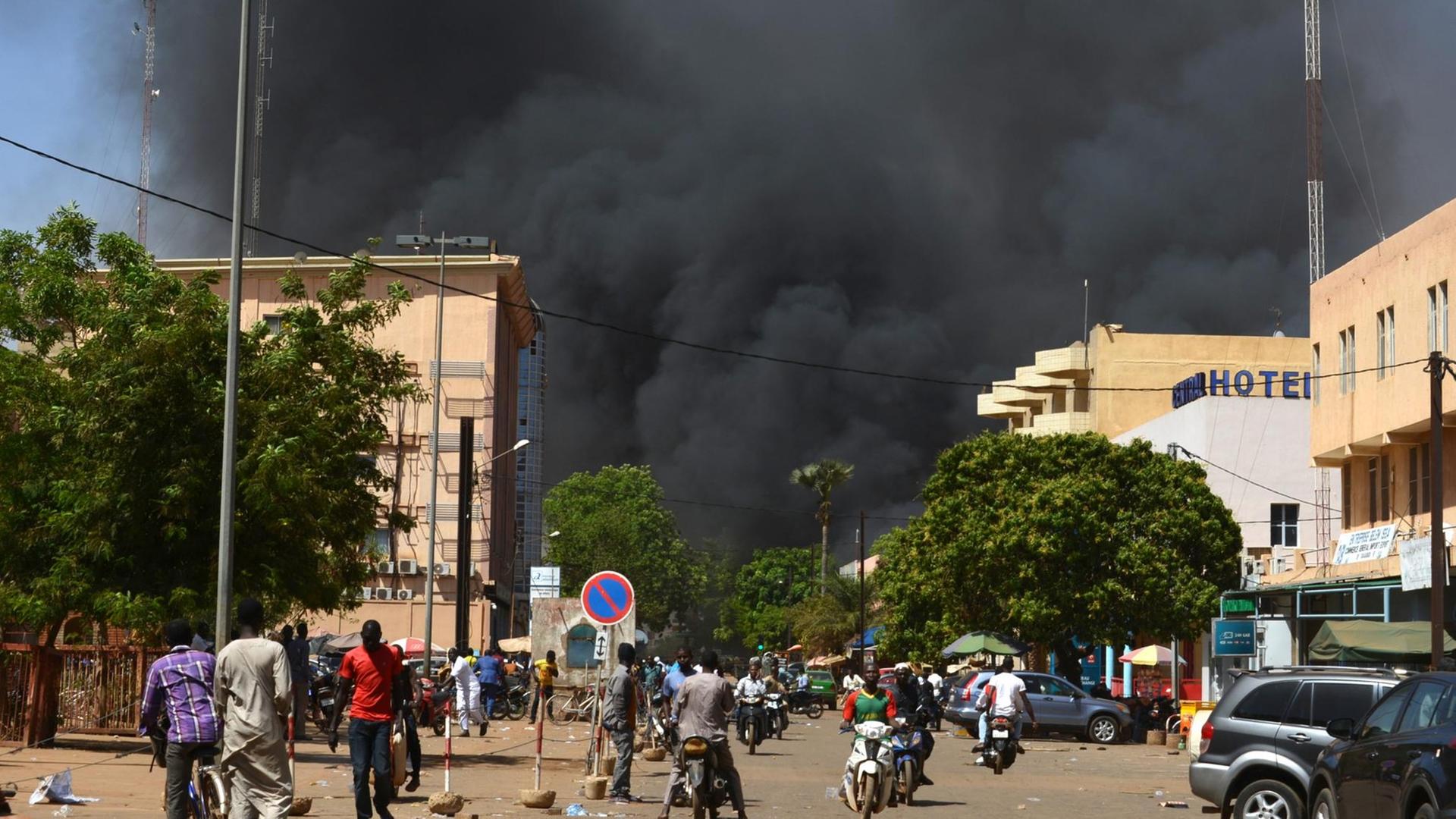 In Ouagadougou, der Hauptstadt von Burkina Faso, sind nach einem Terrorangriff dichte Rauchsäulen zu sehen.