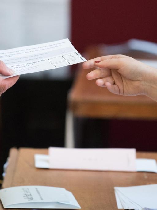 Ein Wähler erhält den Stimmzettel zum Referendum über eine Streichung des achten Verfassungszusatzes in Irland, der einem Abtreibungsverbot gleichkommt. Die Iren stimmen am 25. Mai 2018 ab.