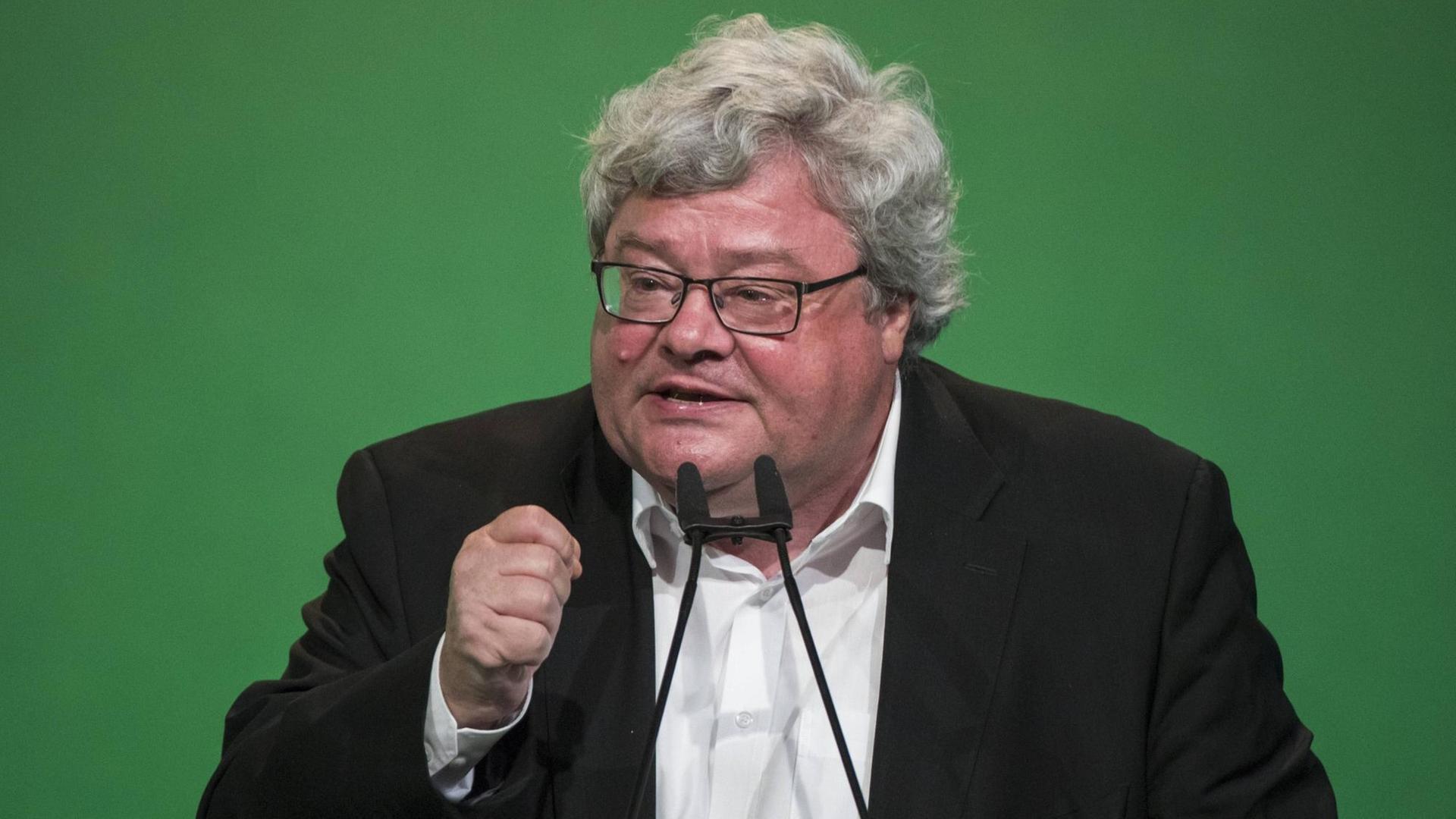 Der Grünen-Europapolitiker Reinhard Bütikofer spricht in ein Mikrofon.