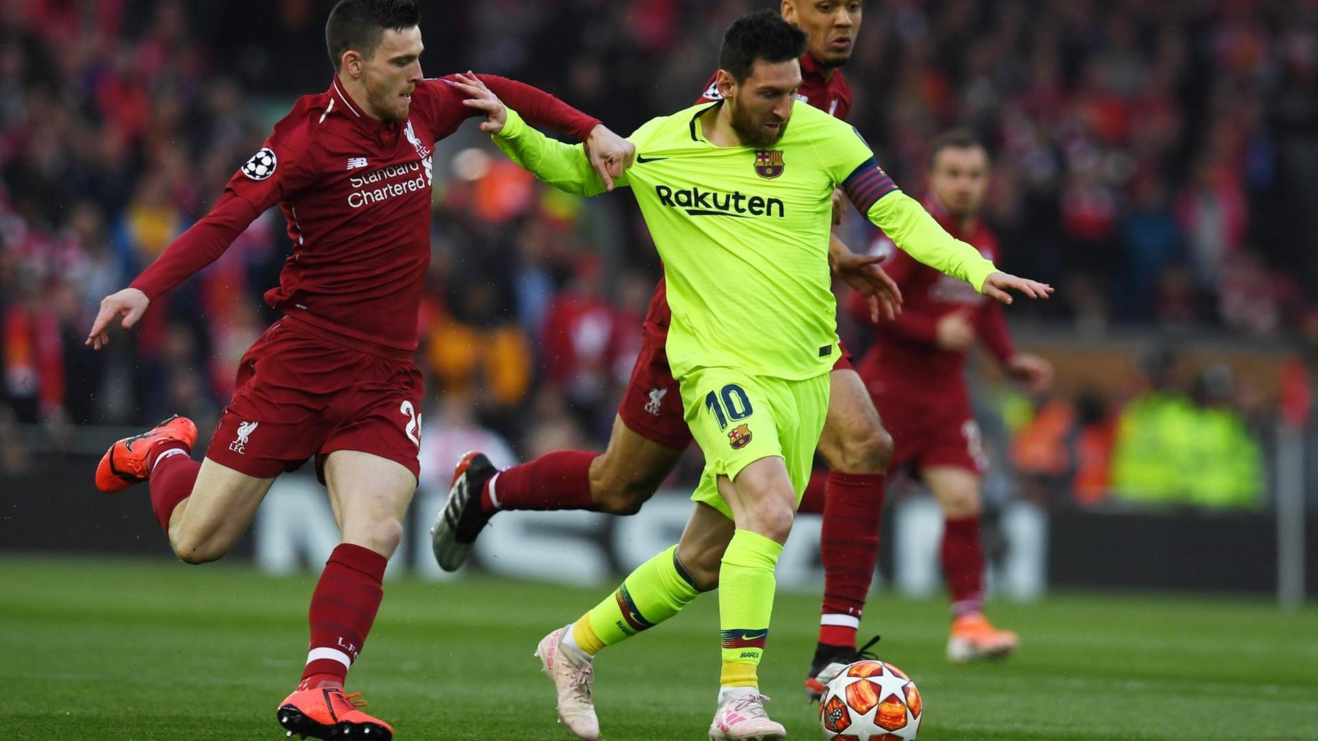 Zweikampf zwischen Barcelonas Messi (r.) und dem Liverpooler Robertson beim Halbfinal-Rückspiel der Champions League