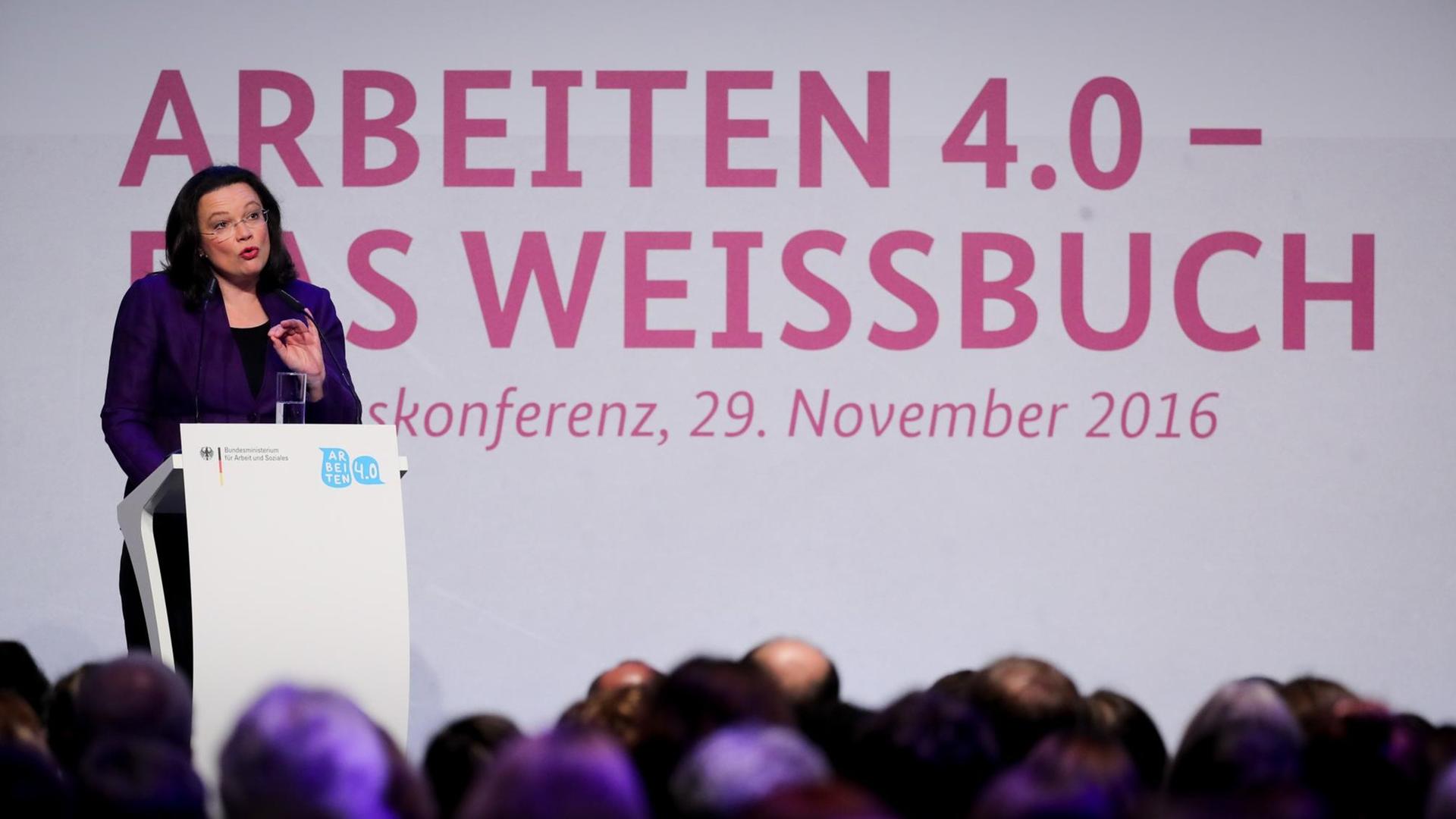 Bundesarbeitsministerin Andrea Nahles (SPD) stellt am 29.11.2016 in Berlin Vorschläge für die Zukunft der Arbeit im digitalen Zeitalter vor.