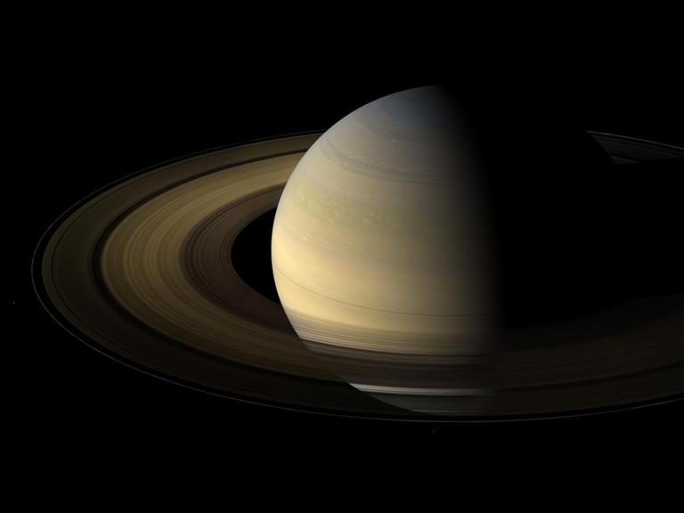 Ein Blick auf die Saturnringe, die hier nur streifend von der Sonne beleuchtet werden