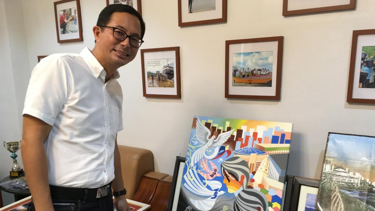 Jerry 'Sambo' Yoakasin ist Vizebürgermeister von Tacloban. Hier sieht man ihn vor Fotos und gemalten Bildern.