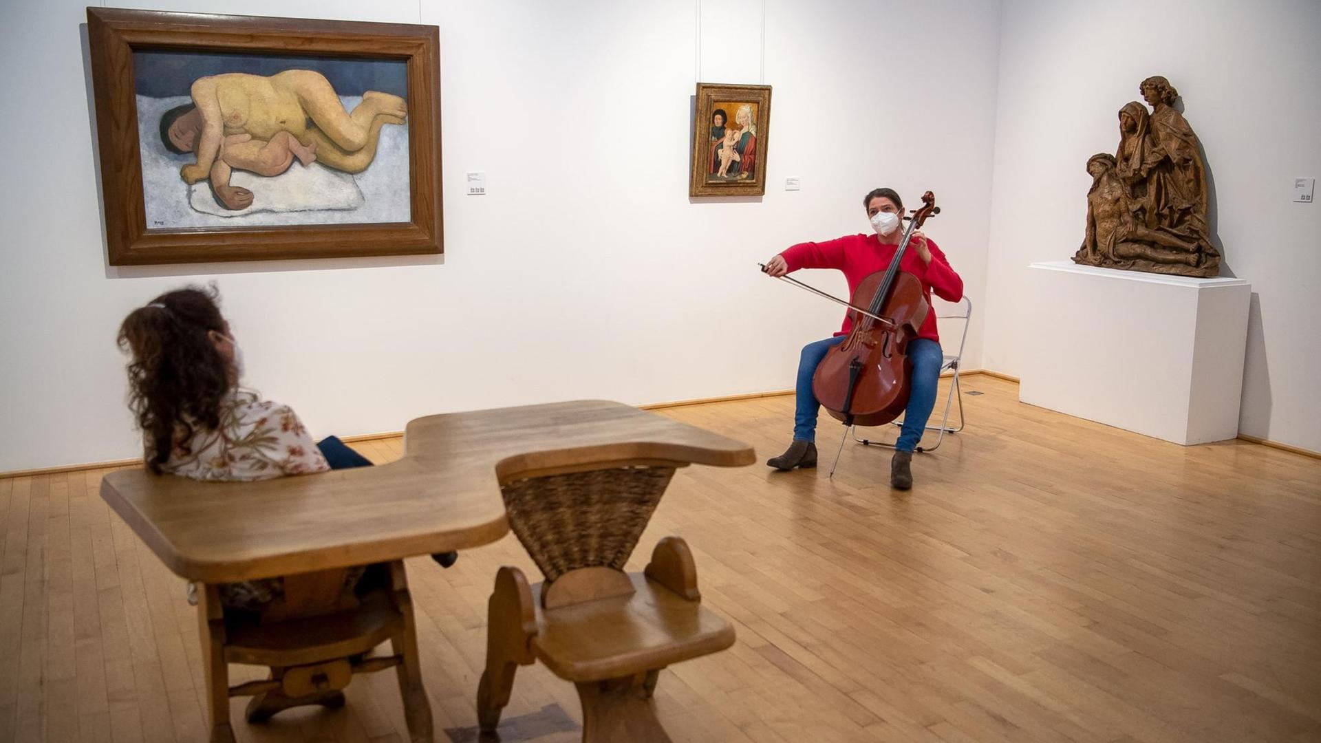 Hanna Weber, Musikerin bei den Bremer Philharmonikern, spielt Cello im Paula-Modersohn-Becker-Museum. Eine Person hört ihr zu.