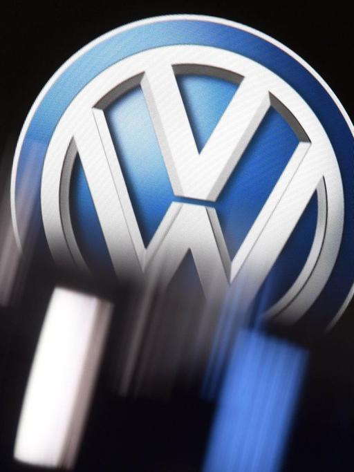 Ein VW-Logo in silberner Farbe