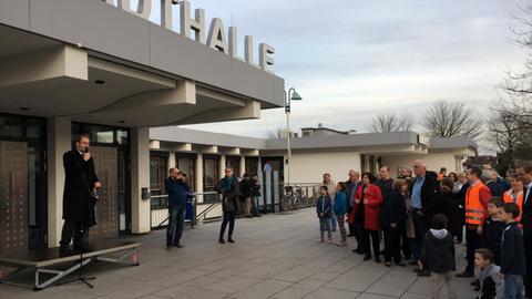 Mahnwache für den in der Türkei inhaftierten Deniz Yücel in seiner hessischen Heimatstadt Flörsheim am Main. Bürgermeister Michael Antenbrink spricht.