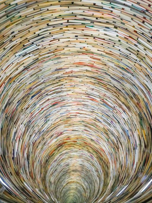 Die Installation "Idiom" von Matej Krén in der Prager Stadtbibliothek, bestehend aus Hunderten von Büchern, die zu einem zylindrischen Turm gestapelt sind.