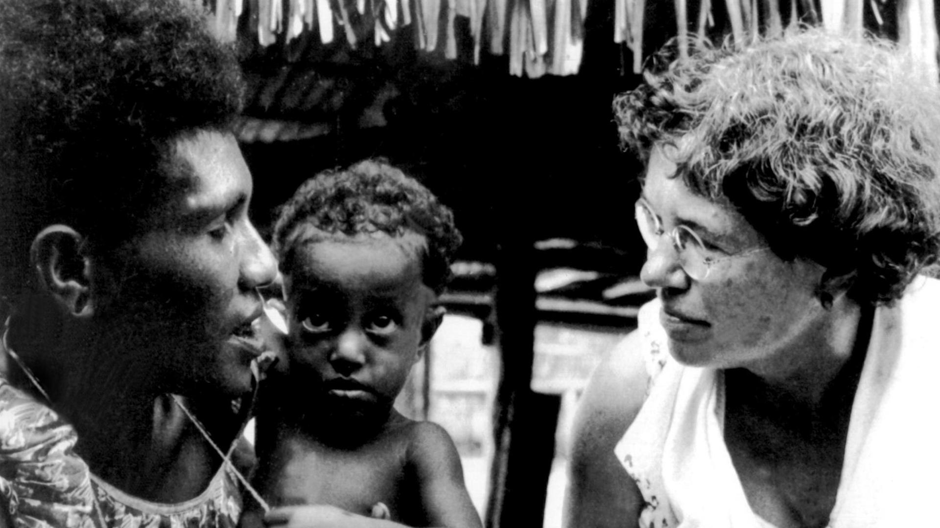 Die amerikanische Anthropologin Margaret Mead (r.) spricht 1953 auf den zu Papua-Neuguinea gehörenden Admiralitäts-Inseln mit einer Manus-Mutter und deren Kind.