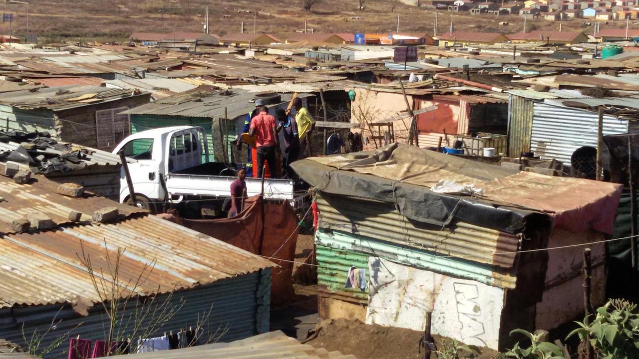 Millionen Südafrikaner müssen immer noch in Wellblechhütten hausen.