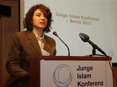 Der Innenminister gibt den Auftakt: Marett Katalin Klahn alias Thomas de Maiziere eröffnet offiziell die Sitzung der Islam Konferenz.
