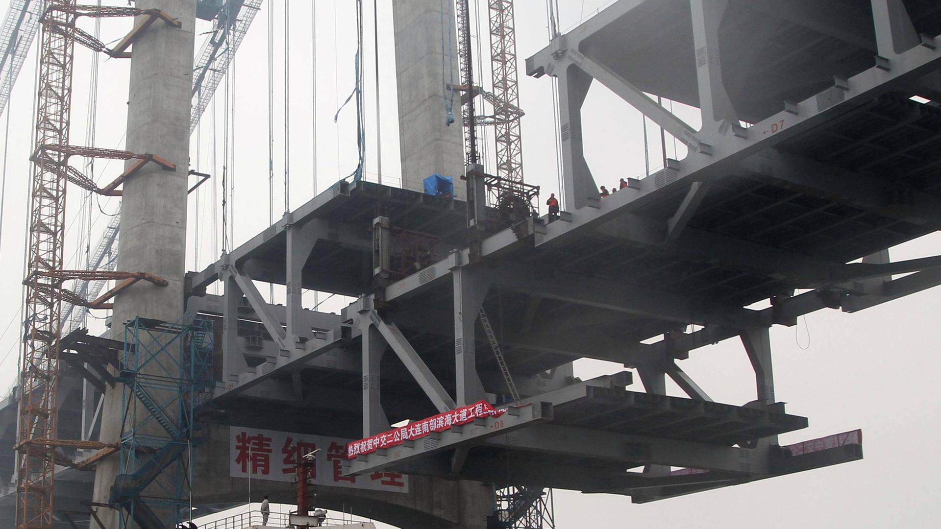 Bau einer Brücke in der Provinz Liaoning. Chinas Wirtschaft wuchs 2014 weniger stark.