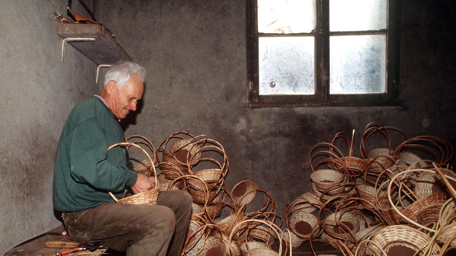 Ein Korbflechter bei der Arbeit im portugiesischen Camacha, aufgenommen 1998. Etwa 800 Arten von Flechtereien werden in der Stadt Camacha produziert.
