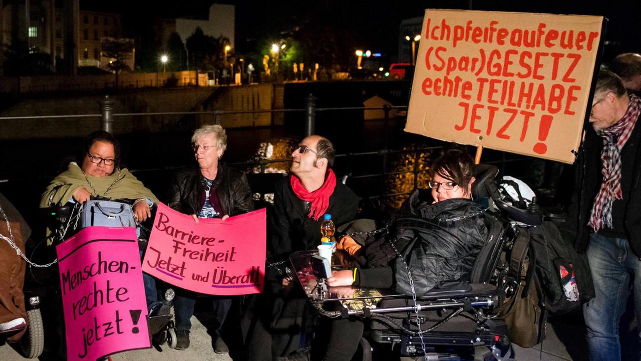 Aktivisten haben sich am 12.05.2016 am Reichtstagsufer in Berlin angekettet, um gegen den Entwurf des Teilhabegesetzes zu protestieren.