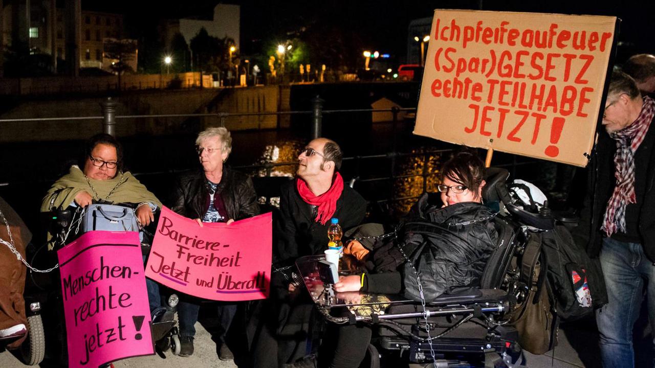 Aktivisten protestieren in Berlin gegen den Entwurf des Teilhabegesetze."Menschenrechte jetzt!" oder "Barrierefreiheit jetzt und überall!" steht auf den Plakaten