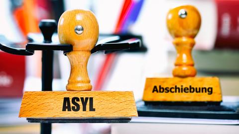 Stempel mit den Aufschriften Asyl und Abschiebung.