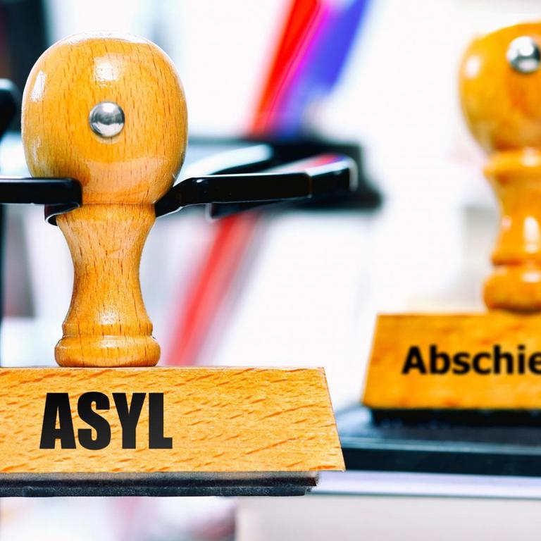 Stempel mit den Aufschriften Asyl und Abschiebung.