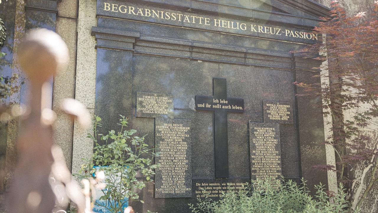 Grab der Heilig-Kreuz-Gemeinde in Berlin-Kreuzberg. 