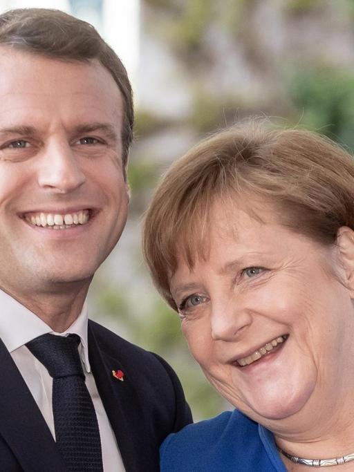 Bundeskanzlerin Angela Merkel (CDU) begrüßt im April 2019 Emmanuel Macron, Staatspräsident von Frankreich, zur Balkan-Konferenz in Berlin.