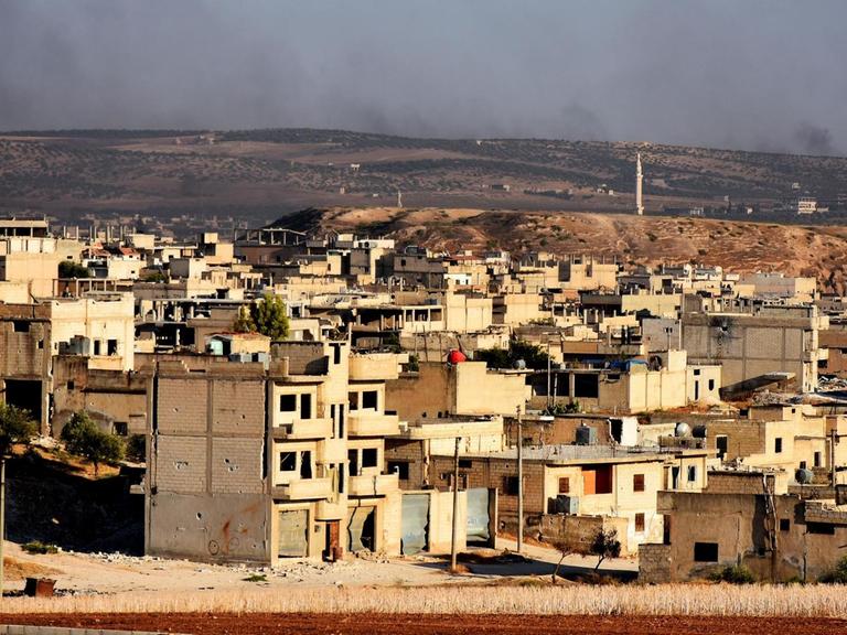 Eine Totale der zerstörten Stadt Khan Shaykhun, Idlib, Syrien