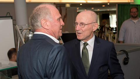 Der ehemalige Bayern-Manager Uli Hoeneß (l) gratuliert dem ehemaligen Werder-Manager Willi Lemke zu seinem 70. Geburtstag am 19.08.2016 bei einem Empfang im Weserstadion in Bremen.