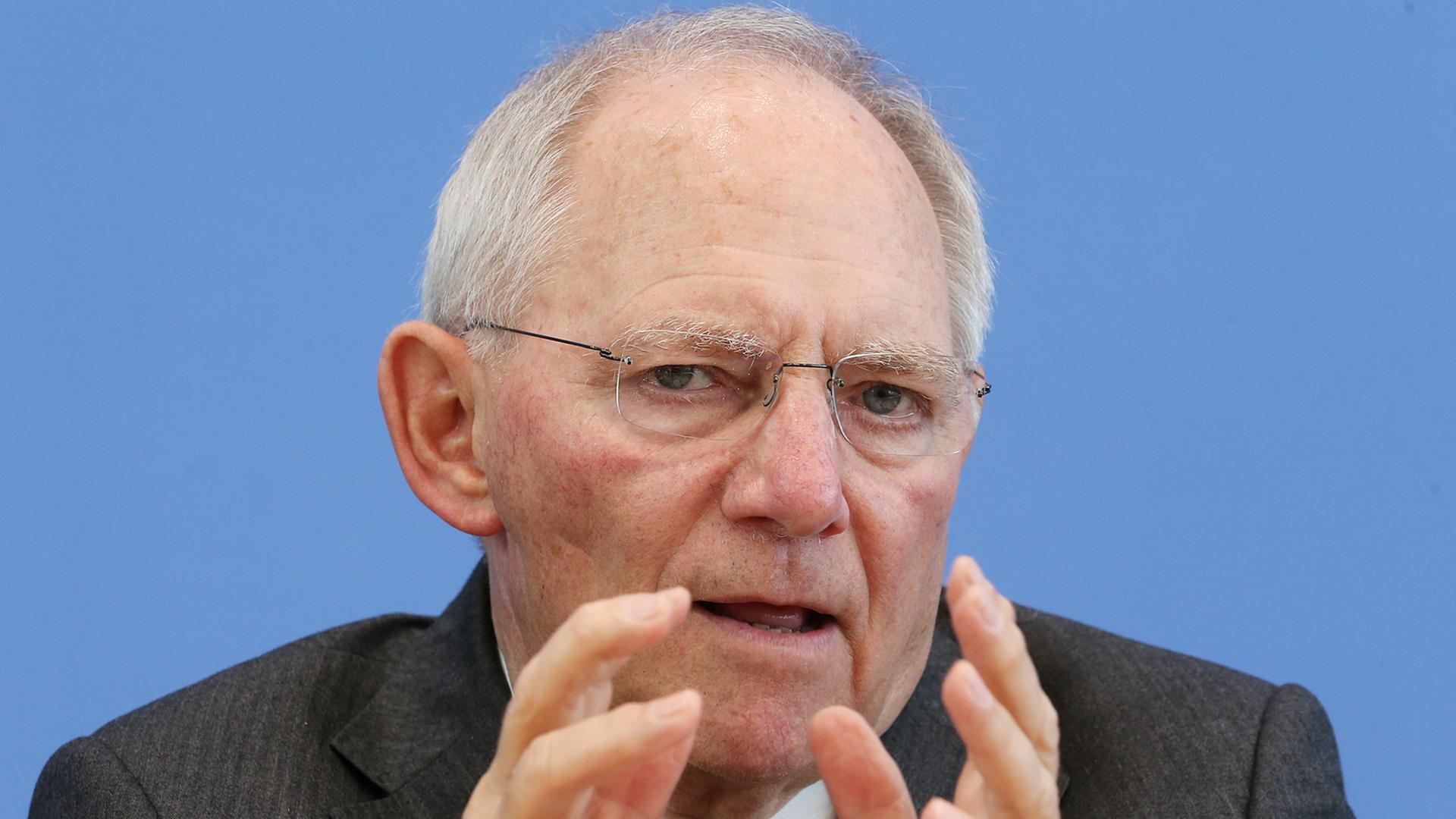 Bundesfinanzminister Wolfgang Schäuble beantwortet am 18.03.2015 während einer Pressekonferenz Fragen von Journalisten.