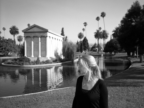 Cornelia Funke auf dem Hollywood Cemetery, Los Angeles