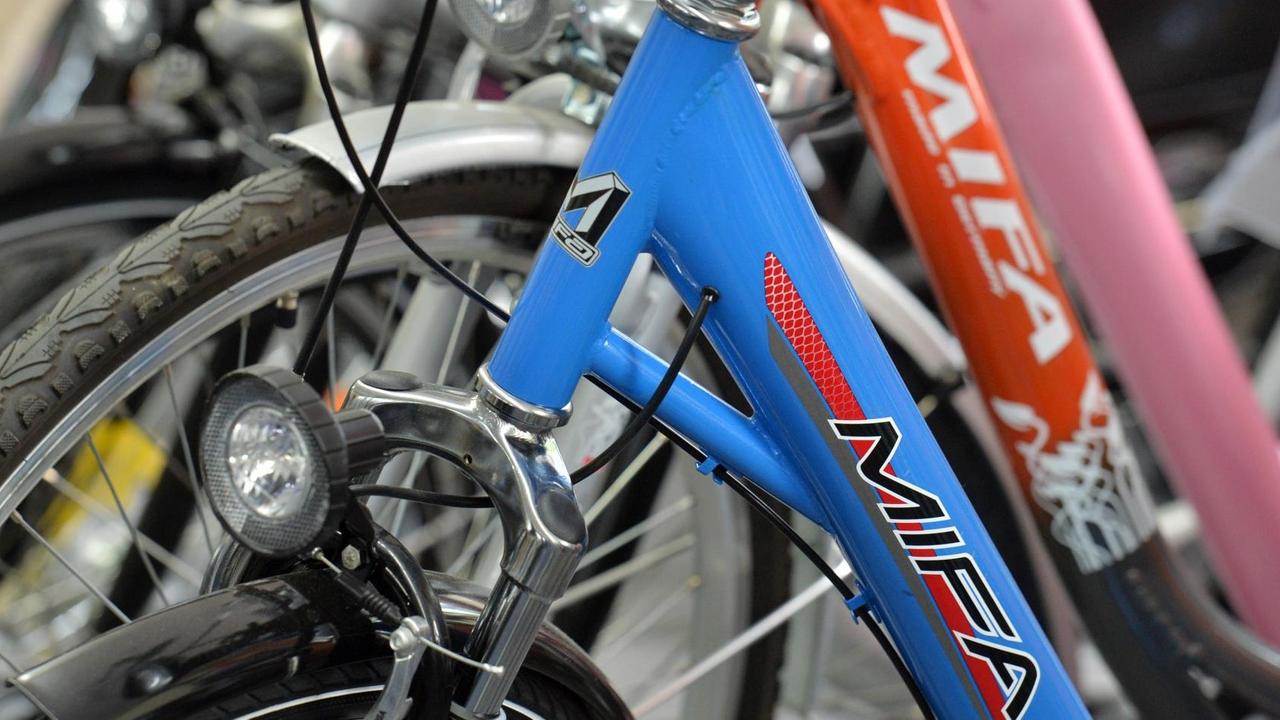 Detailaufnahme von Fahrrädern der Marke Mifa in einem Verkaufsraum.