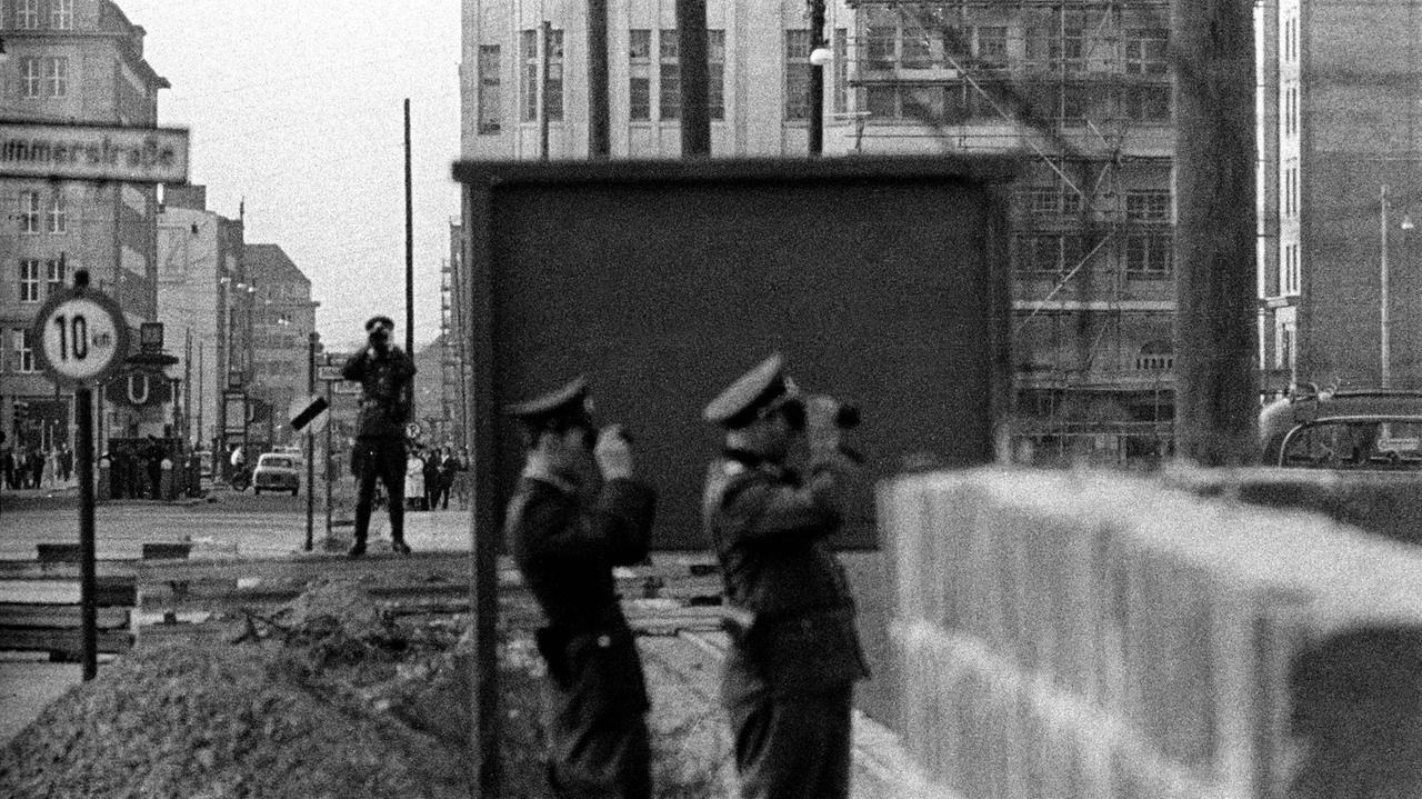 Grenzposten mit Feldstechern am Checkpoint Charlie 1961 in Berlin.