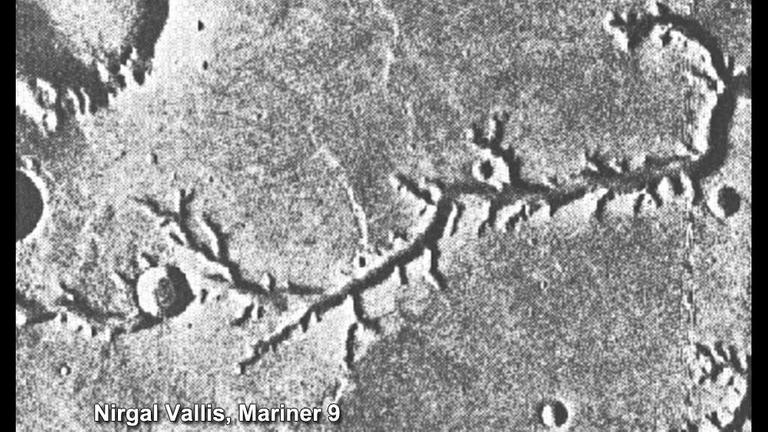 Mehrere Aufnahmen von Mariner 9 - wie diese von Nirgal-Vallis - zeigten den Marsforschern, dass es früher flüssiges Wasser auf dem Mars gegeben haben könnte