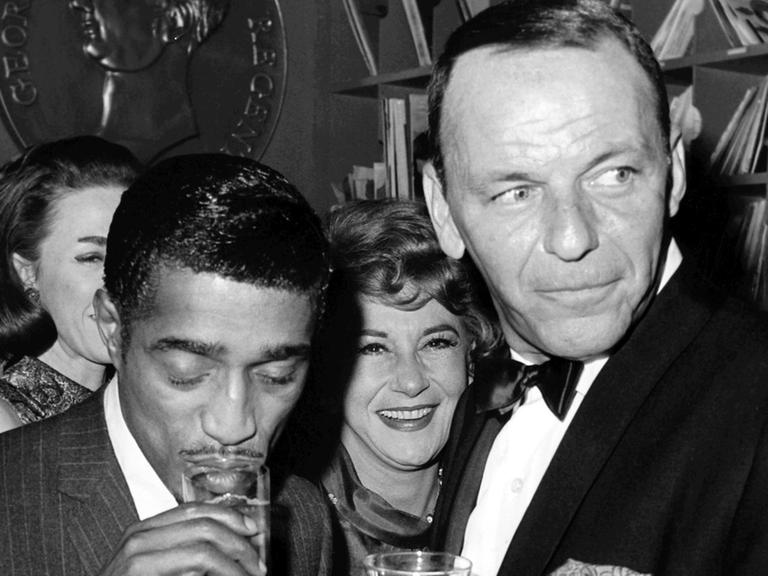Frank Sinatra und Sammy Davies jr. am 25. Januar 1965 nach einer Filmpremiere in New York.