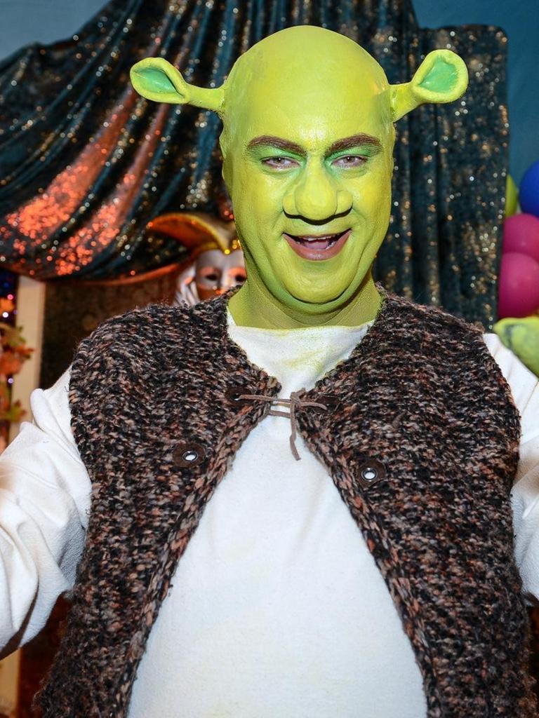 Markus Söder als dickes, grünes Ungeheuer Shrek. Um ihn herum eine Fastnachtsgesellschaft.